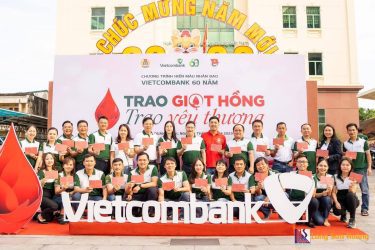 VIETCOMBANK 60 NĂM: “TRAO GIỌT HỒNG – TRAO YÊU THƯƠNG”