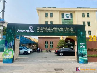 Cổng chào chào mừng lễ kỷ niệm 60 năm thành lập Ngân hàng Vietcombank
