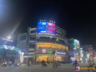 Bàn giao thi công Pano Râu Store tại ngã 4 Hùng Vương – Quang Trung
