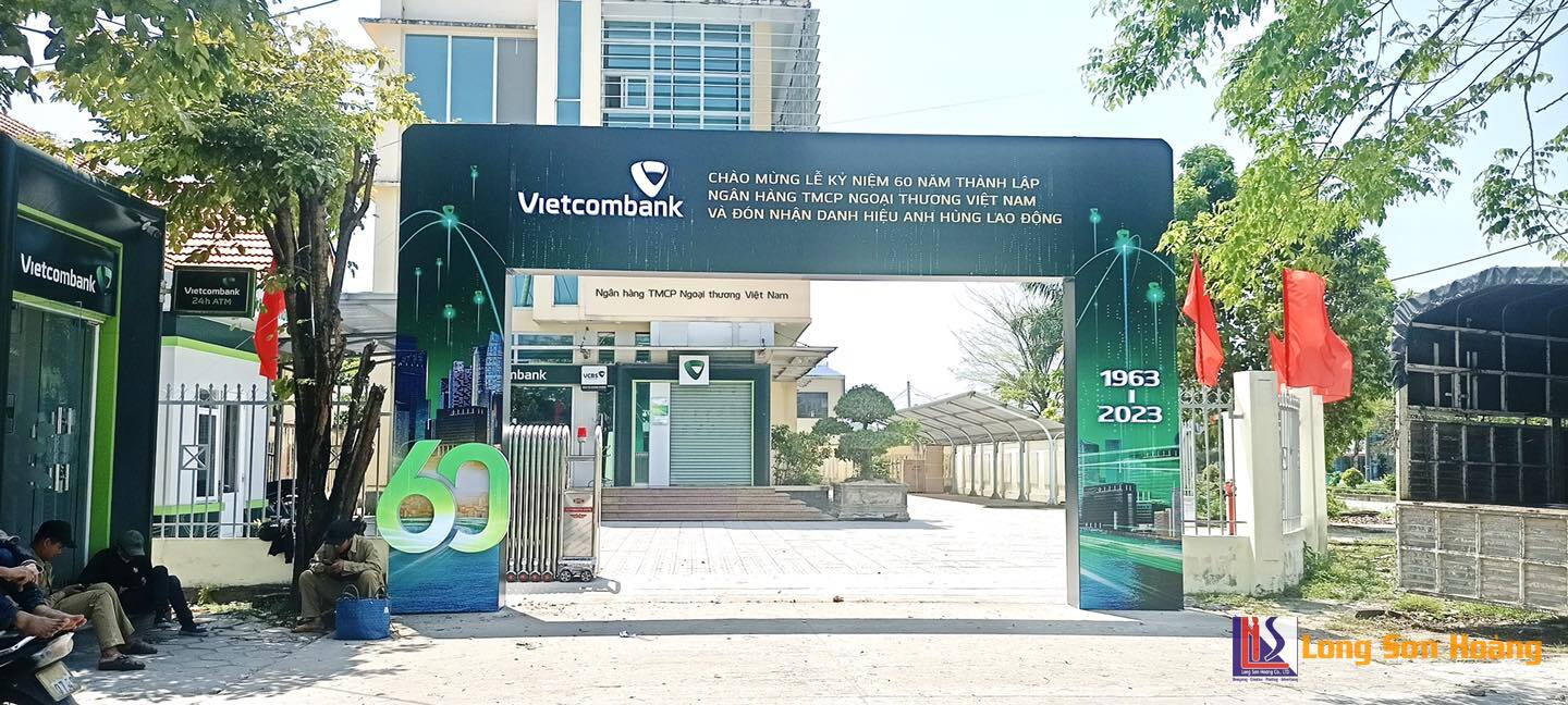 Cổng chào chào mừng lễ kỷ niệm 60 năm thành lập Ngân hàng Vietcombank