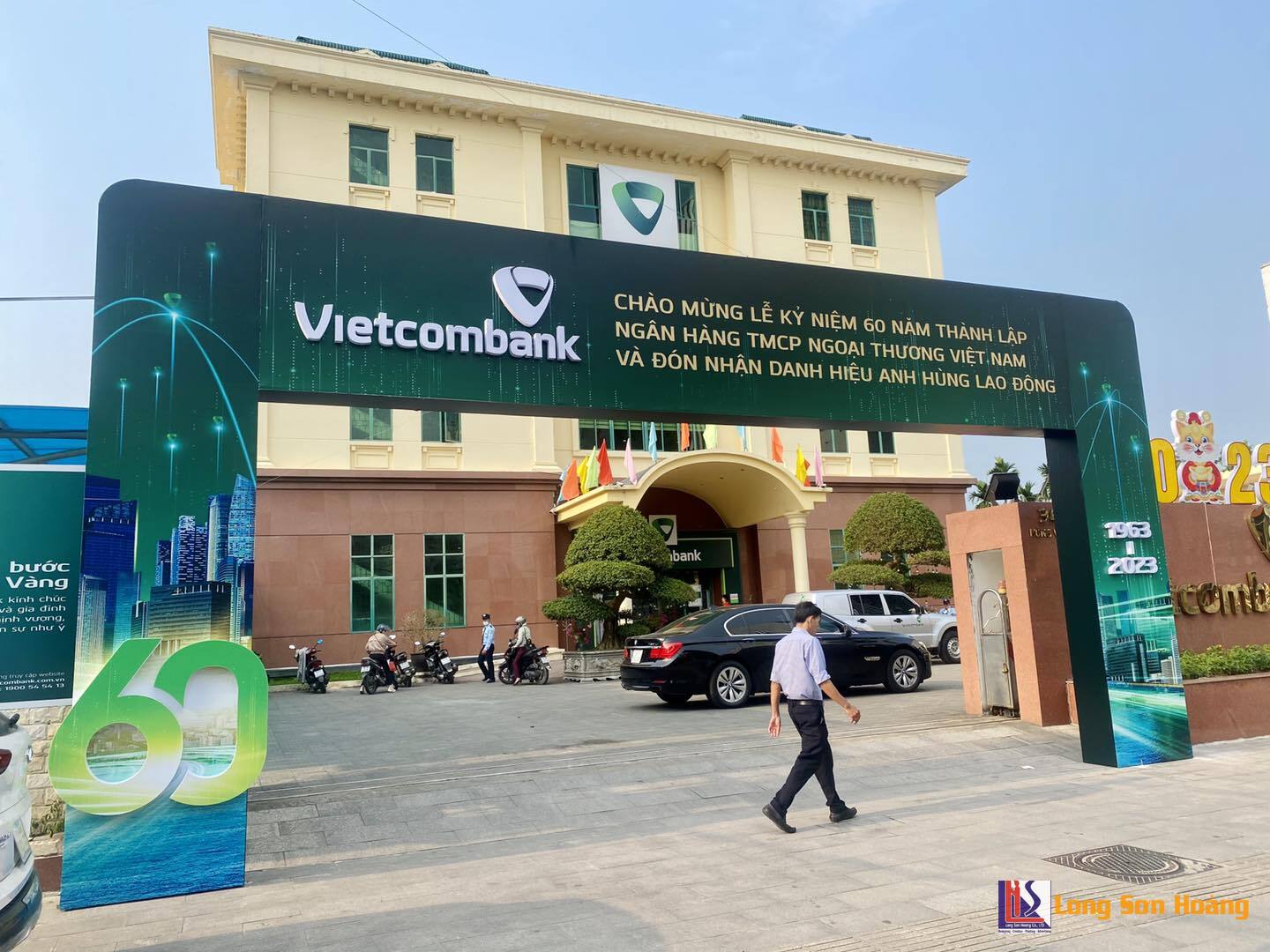 Cổng chào chào mừng lễ kỷ niệm 60 năm thành lập Ngân hàng Vietcombank