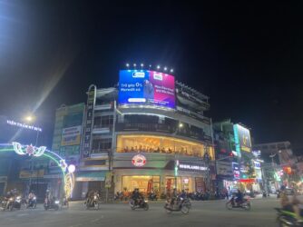 Bàn giao thi công Pano Râu Store tại ngã 4 Hùng Vương – Quang Trung